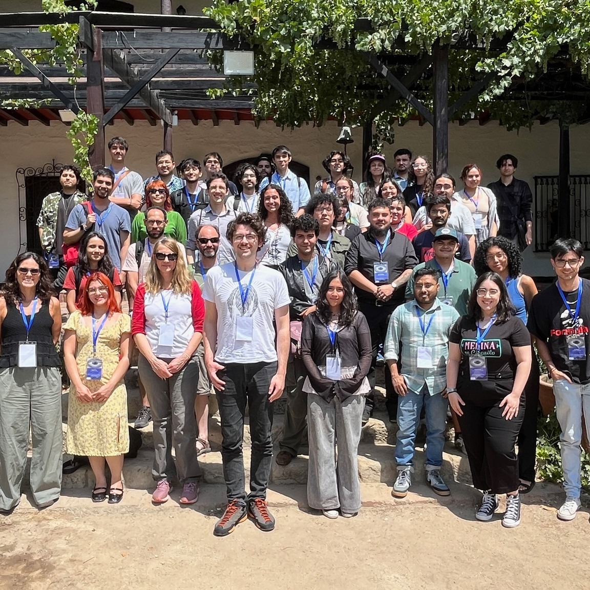 🌌🌀 TITANS presente en la 3rd School: Gravitational Waves in Astrophysics – Chile 2026
Entre el 19 y 23 de enero de 2026, en el Campus Casona de la UNAB (Santiago), se realizó la tercera edición de esta escuela internacional dedicada a los avances recientes en astrofísica de ondas gravitacionales y de altas energías, con clases impartidas íntegramente en inglés.
✨ En esta versión, el Núcleo Milenio TITANS tuvo una participación destacada:
🔭 José Barría, estudiante de doctorado en Astrofísica del @ifauvalpo , quien además presentó un póster científico
🌠 Efraín Vira, estudiante de magister de la Universidad de Concepción @astronomia.udec
🕳️ Jorge Cuadra, astrónomo y académico de Universidad Adolfo Ibañez @artesliberales, investigador del Núcleo Milenio TITANS y uno de los organizadores de esta escuela.
🌍 Esta instancia reunió a estudiantes e investigadores en torno a temas clave como agujeros negros binarios, fenómenos transitorios y fuentes de ondas gravitacionales, fortaleciendo la formación avanzada y la colaboración internacional en astronomía de múltiples mensajeros.
🔗 Más información: https://astrounab.cl/gw-school-2026/