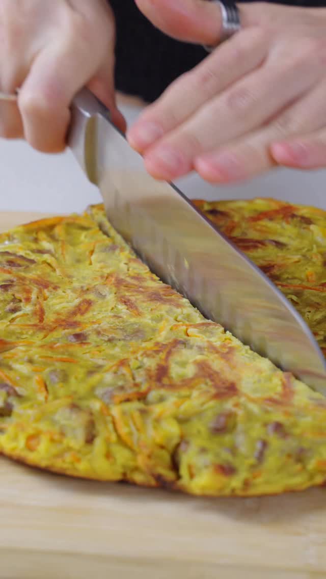 Tortilla de zanahoria sin huevo🥕💚
Una alternativa rica y diferente para sumar legumbres a tu menú de todos los días.
Esta tortilla se prepara con harina de garbanzos como base, zanahoria en juliana y nueces que aportan textura y un toque crunchy muy sabroso!
Es libre de huevo, fácil de hacer y perfecta para almuerzos o cenas livianas, acompañada de una ensalada o como plato principal.
Una receta simple, nutritiva y versátil que demuestra que comer más plantas también puede ser delicioso ✨
#ProVerde #RecetasVeganas #CocinaVegetal #Legumbres #ComidaSaludable