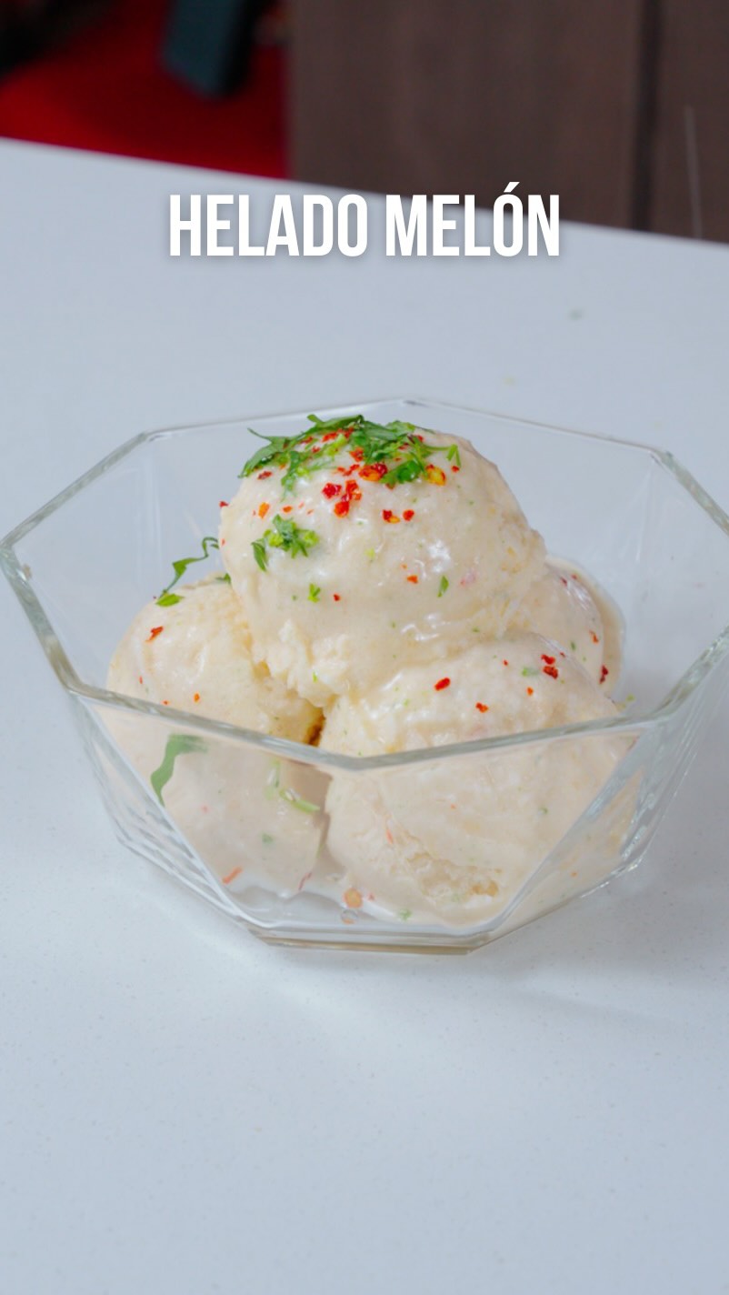 Helado de melón y cilantro 🍈🌿
Días de calor intenso piden recetas que refresquen de verdad!
Este helado es cremoso, fresco y con un giro inesperado: melón, cilantro y un toque de ají que equilibra perfecto lo dulce y lo cítrico.
Lo mejor: puedes hacerlo con o sin azúcar y cambiar completamente la experiencia según lo que te den ganas ese día! Ideal para cerrar una comida liviana o simplemente capear el calor como corresponde ☀️.
Refrescante, distinto y sorprendentemente adictivo 💚
#ProVerde #RecetasFrescas #HeladoCasero #Verano #ComidaRica