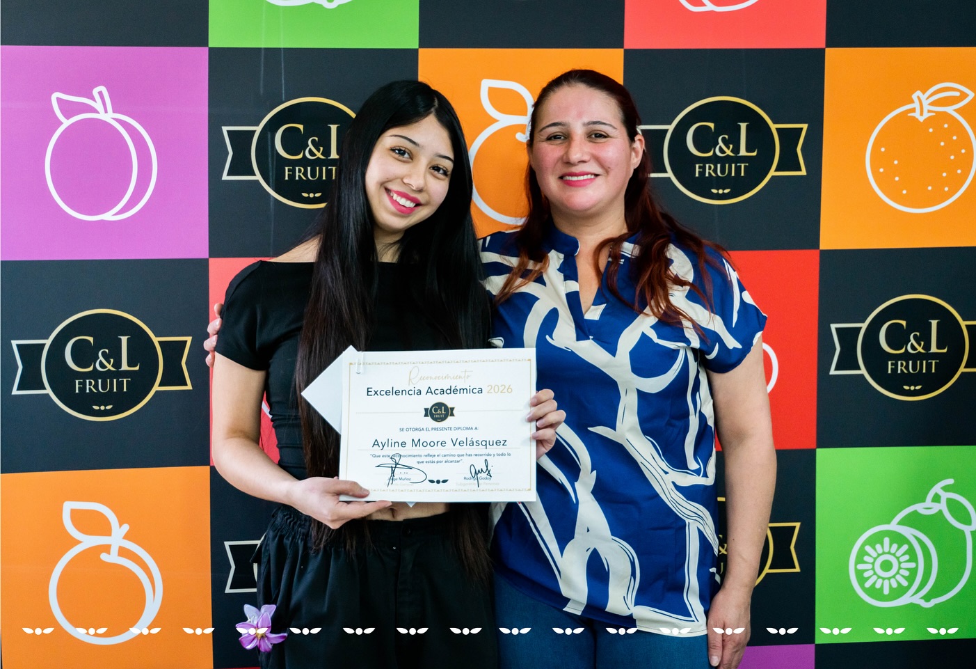 Cosechando el futuro a través de la educación 🎓✨
En C&L Fruit reconocemos el esfuerzo y la dedicación de los hijos de nuestros trabajadores y de los colaboradores que obtuvieron excelencia académica durante sus estudios. Si bien este beneficio ha sido parte de nuestra cultura, quisimos crear un espacio único para destacar su compromiso, porque estamos convencidos de que la educación es la herramienta que transforma vidas y abre nuevas oportunidades.
¡Felicitamos con orgullo a cada uno de los premiados y a sus familias por este gran logro!
Harvesting the Future Through Education
At C&L Fruit, we recognize the effort and dedication of the children of our employees, as well as of the collaborators who achieved academic excellence during their studies. While this benefit has long been part of our culture, we wanted to create a special space to highlight their commitment, because we firmly believe that education is the tool that transforms lives and opens new opportunities.
We proudly congratulate each of the award recipients and their families for this great achievement! 🎓👏
#cylfruit #feelthefreshness #education #excellence #commitment #family #chileanfruit