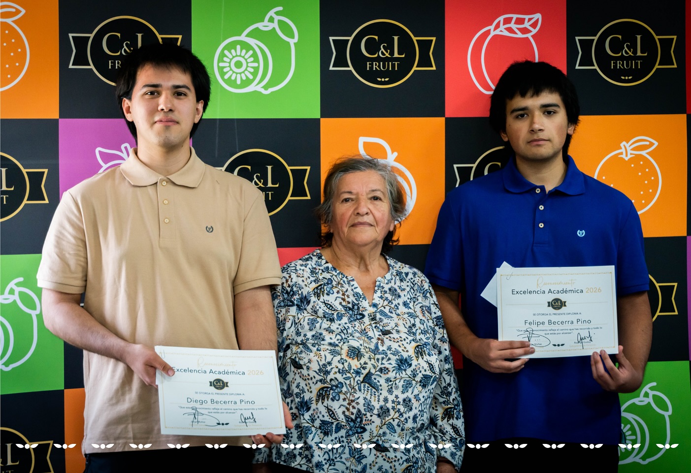 Cosechando el futuro a través de la educación 🎓✨
En C&L Fruit reconocemos el esfuerzo y la dedicación de los hijos de nuestros trabajadores y de los colaboradores que obtuvieron excelencia académica durante sus estudios. Si bien este beneficio ha sido parte de nuestra cultura, quisimos crear un espacio único para destacar su compromiso, porque estamos convencidos de que la educación es la herramienta que transforma vidas y abre nuevas oportunidades.
¡Felicitamos con orgullo a cada uno de los premiados y a sus familias por este gran logro!
Harvesting the Future Through Education
At C&L Fruit, we recognize the effort and dedication of the children of our employees, as well as of the collaborators who achieved academic excellence during their studies. While this benefit has long been part of our culture, we wanted to create a special space to highlight their commitment, because we firmly believe that education is the tool that transforms lives and opens new opportunities.
We proudly congratulate each of the award recipients and their families for this great achievement! 🎓👏
#cylfruit #feelthefreshness #education #excellence #commitment #family #chileanfruit
