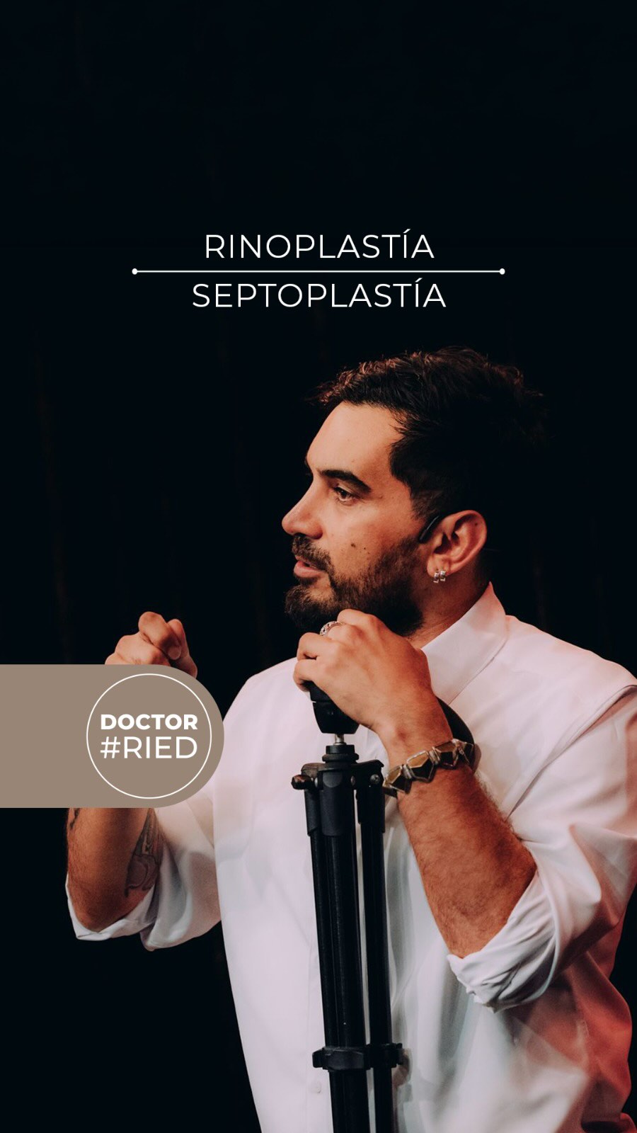 Enzo tenía una nariz grande, larga, con la punta desviada y caída. Le hicimos una rinoplastia primaria estructurada con preservación de dorso con énfasis en el contorno estructural. Este es el resultado a 11 meses de su cirugía. Enzo Nelis es un reconocido mago, productor y gestor cultural chileno, especializado en el arte escénico y en la animación de eventos. Gracias Enzo por compartirnos tus fotos! Agenda hoy tu visita por telemedicina o presencial, para una evaluación de rinoplastia. Consultas al whats app +569 51731035 Ven a verme a Clínica Las Condes o al Centro Médico ORL las Condes en Estoril 200, Oficina 723, Las Condes, Santiago de Chile Reserva de horas: Centro Médico ORL Las Condes Teléfono: +56 2 2480 1700 Whats app: +56 9 8846 5438 Mail: secretaria@orl-lascondes.cl WEB: www.orl-lascondes.cl Clínica Las Condes Teléfono: +56 2 2610 8000, opción 1 • Los comentarios ofensivos o discriminatorios serán eliminados/bloqueados para proteger la integridad del paciente. #rinoplastía #rinoseptoplastía #rinoplastíaultrasonica #rinoplastiaestetica #rhinoplasty