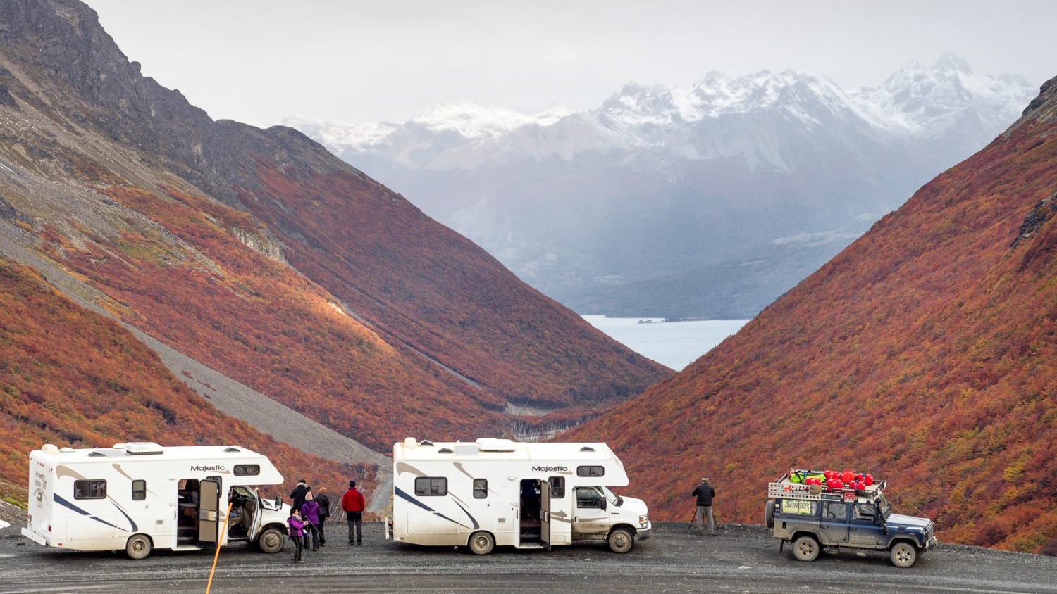 Un recuerdo de Facebook, de este viaje tipo "overland" que hicimos en abril de 2018.
Nos aventuramos en una expedición por Tierra del Fuego en una caravana de 3 motorhomes + el clásico jeep Land Rover de @pablo_ascencio_11 como apoyo.
Fué una modalidad de viaje que nos permitió recorrer y dormir en lugares estratégicamente seleccionados, y así aprovechar las reducidas horas de luz en el otoño austral.
La experiencia de quedarse "in situ" fué un acierto, las "fotos con pijama" al amanecer, mientras el desayuno estaba listo, eran parte del viaje.
Estacionábamos, dormíamos y amanecíamos en lugares icónicos como el Lago Deseado, Caleta María o junto a un galpón de esquila en plena pampa.
Las fotos son de @luis.bertea_fotografias y @pablo_ascencio_11