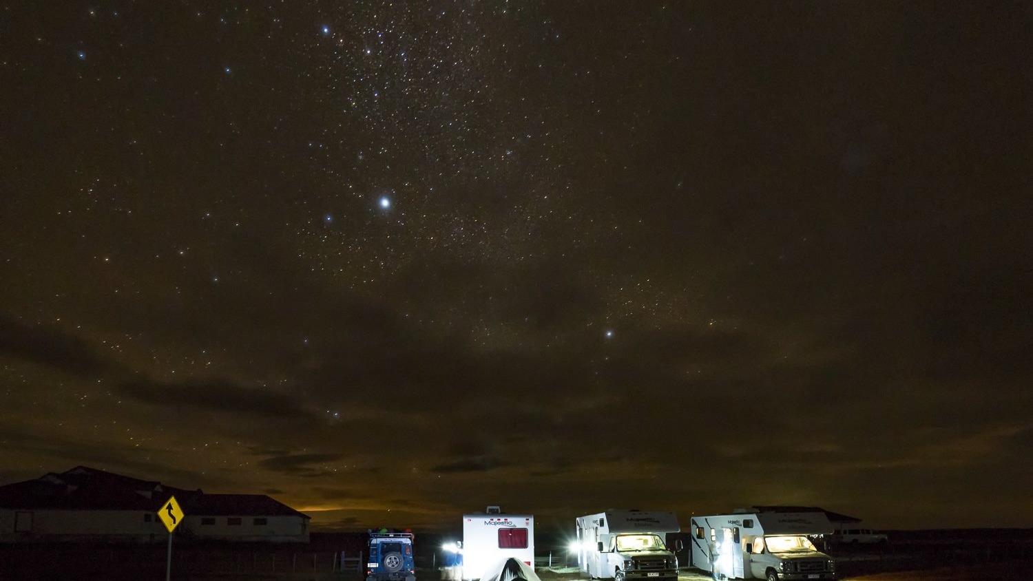 Un recuerdo de Facebook, de este viaje tipo "overland" que hicimos en abril de 2018.
Nos aventuramos en una expedición por Tierra del Fuego en una caravana de 3 motorhomes + el clásico jeep Land Rover de @pablo_ascencio_11 como apoyo.
Fué una modalidad de viaje que nos permitió recorrer y dormir en lugares estratégicamente seleccionados, y así aprovechar las reducidas horas de luz en el otoño austral.
La experiencia de quedarse "in situ" fué un acierto, las "fotos con pijama" al amanecer, mientras el desayuno estaba listo, eran parte del viaje.
Estacionábamos, dormíamos y amanecíamos en lugares icónicos como el Lago Deseado, Caleta María o junto a un galpón de esquila en plena pampa.
Las fotos son de @luis.bertea_fotografias y @pablo_ascencio_11