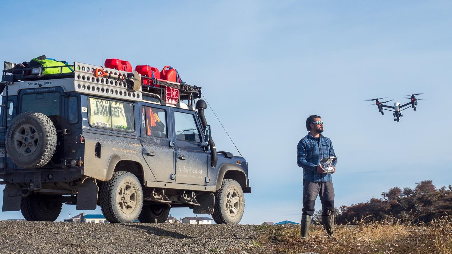 Un recuerdo de Facebook, de este viaje tipo "overland" que hicimos en abril de 2018.
Nos aventuramos en una expedición por Tierra del Fuego en una caravana de 3 motorhomes + el clásico jeep Land Rover de @pablo_ascencio_11 como apoyo.
Fué una modalidad de viaje que nos permitió recorrer y dormir en lugares estratégicamente seleccionados, y así aprovechar las reducidas horas de luz en el otoño austral.
La experiencia de quedarse "in situ" fué un acierto, las "fotos con pijama" al amanecer, mientras el desayuno estaba listo, eran parte del viaje.
Estacionábamos, dormíamos y amanecíamos en lugares icónicos como el Lago Deseado, Caleta María o junto a un galpón de esquila en plena pampa.
Las fotos son de @luis.bertea_fotografias y @pablo_ascencio_11