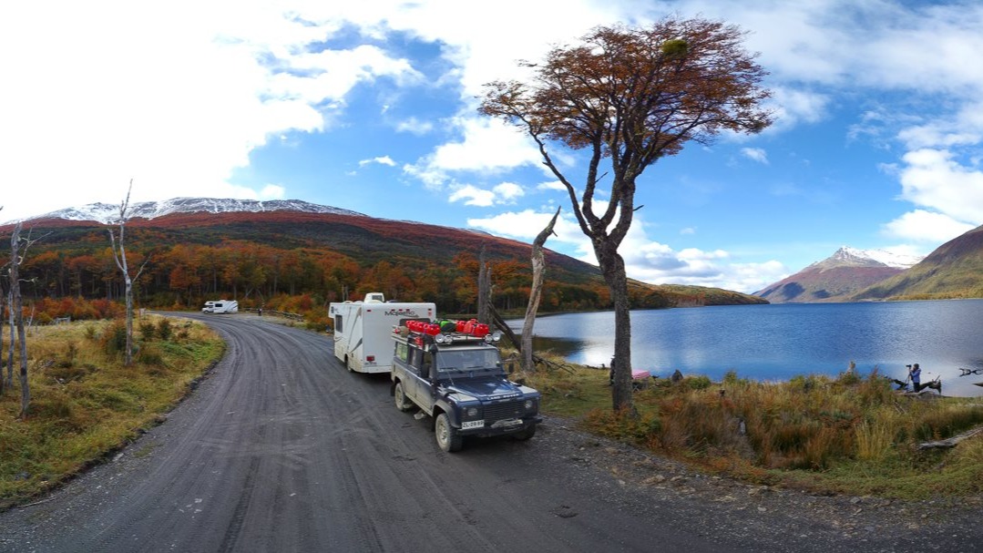 Un recuerdo de Facebook, de este viaje tipo "overland" que hicimos en abril de 2018.
Nos aventuramos en una expedición por Tierra del Fuego en una caravana de 3 motorhomes + el clásico jeep Land Rover de @pablo_ascencio_11 como apoyo.
Fué una modalidad de viaje que nos permitió recorrer y dormir en lugares estratégicamente seleccionados, y así aprovechar las reducidas horas de luz en el otoño austral.
La experiencia de quedarse "in situ" fué un acierto, las "fotos con pijama" al amanecer, mientras el desayuno estaba listo, eran parte del viaje.
Estacionábamos, dormíamos y amanecíamos en lugares icónicos como el Lago Deseado, Caleta María o junto a un galpón de esquila en plena pampa.
Las fotos son de @luis.bertea_fotografias y @pablo_ascencio_11