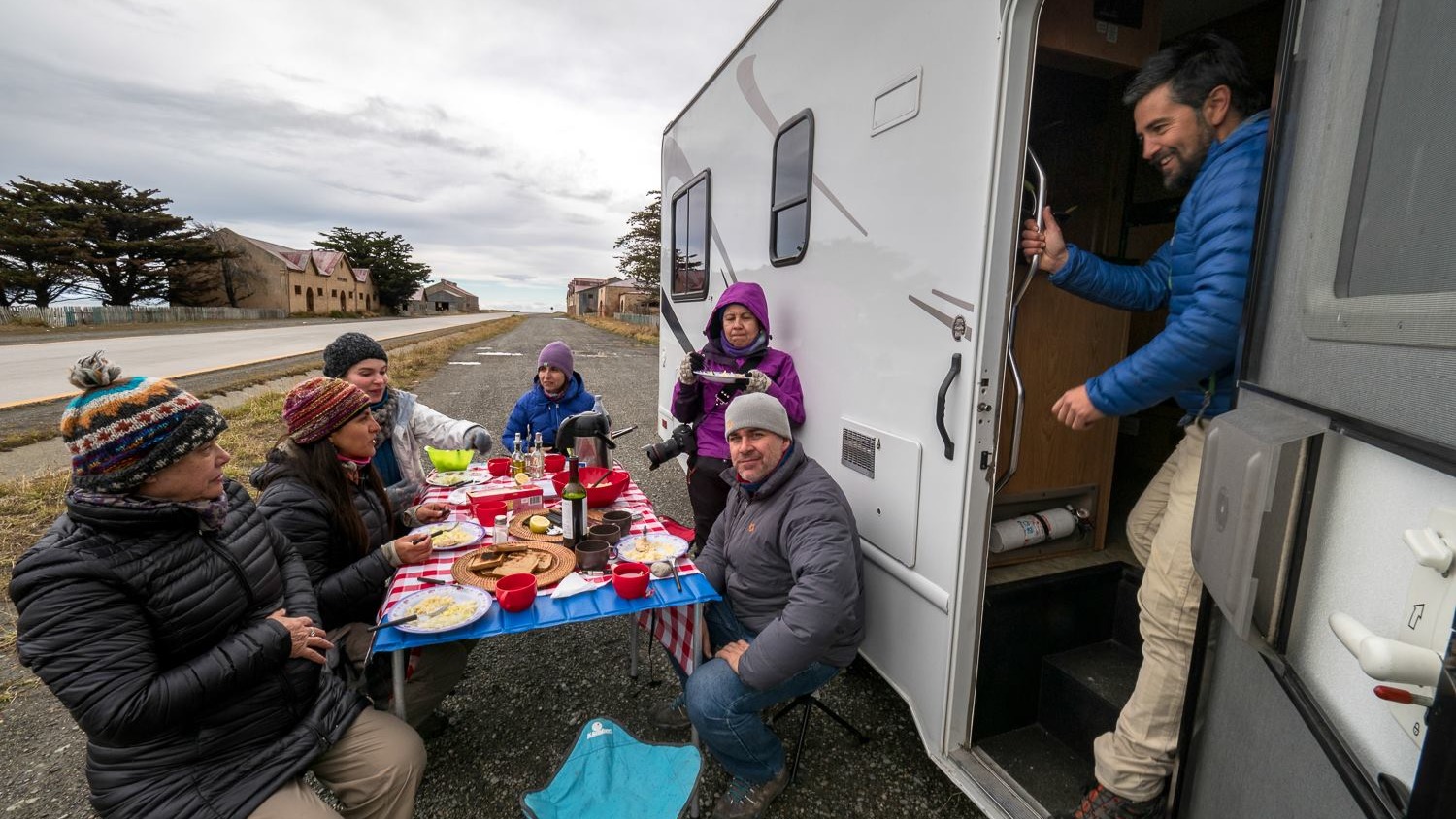 Un recuerdo de Facebook, de este viaje tipo "overland" que hicimos en abril de 2018.
Nos aventuramos en una expedición por Tierra del Fuego en una caravana de 3 motorhomes + el clásico jeep Land Rover de @pablo_ascencio_11 como apoyo.
Fué una modalidad de viaje que nos permitió recorrer y dormir en lugares estratégicamente seleccionados, y así aprovechar las reducidas horas de luz en el otoño austral.
La experiencia de quedarse "in situ" fué un acierto, las "fotos con pijama" al amanecer, mientras el desayuno estaba listo, eran parte del viaje.
Estacionábamos, dormíamos y amanecíamos en lugares icónicos como el Lago Deseado, Caleta María o junto a un galpón de esquila en plena pampa.
Las fotos son de @luis.bertea_fotografias y @pablo_ascencio_11