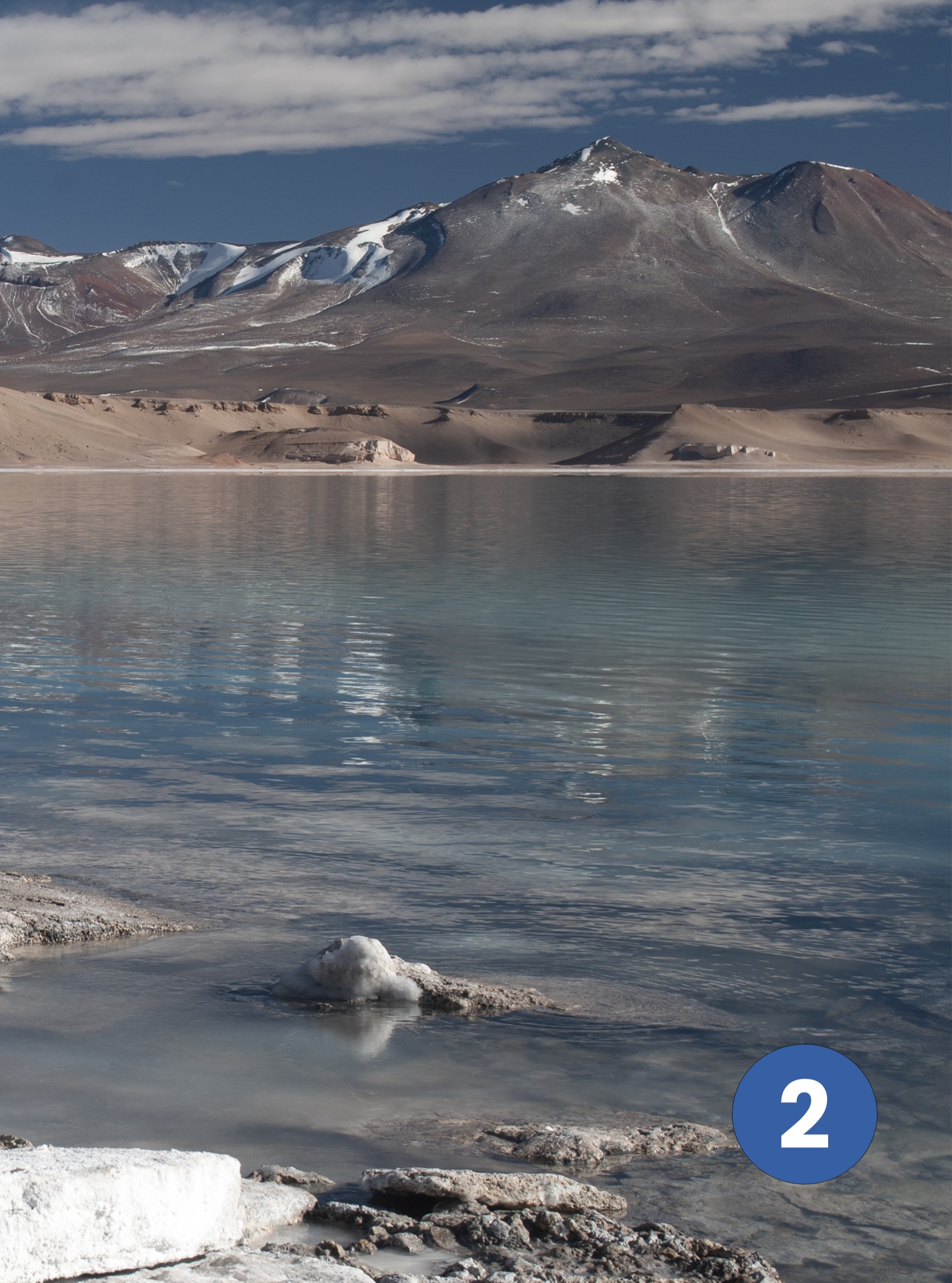 Estoy preparando el Calendario Chile 2027 y pensé... ¿cuál de estas 3 fotografías seleccionarías para la Portada?
N°1 ✅¿una otoñal, con el volcán Villarrica de fondo?
N°2 ✅¿una de volcanes y la laguna Verde en las frías alturas del Altiplano de Copiapó?
N°3 ✅¿o quizás, las icónicas Torres del Paine reflejadas en la laguna Amarga?
Te invito a comentar tu número favorito!