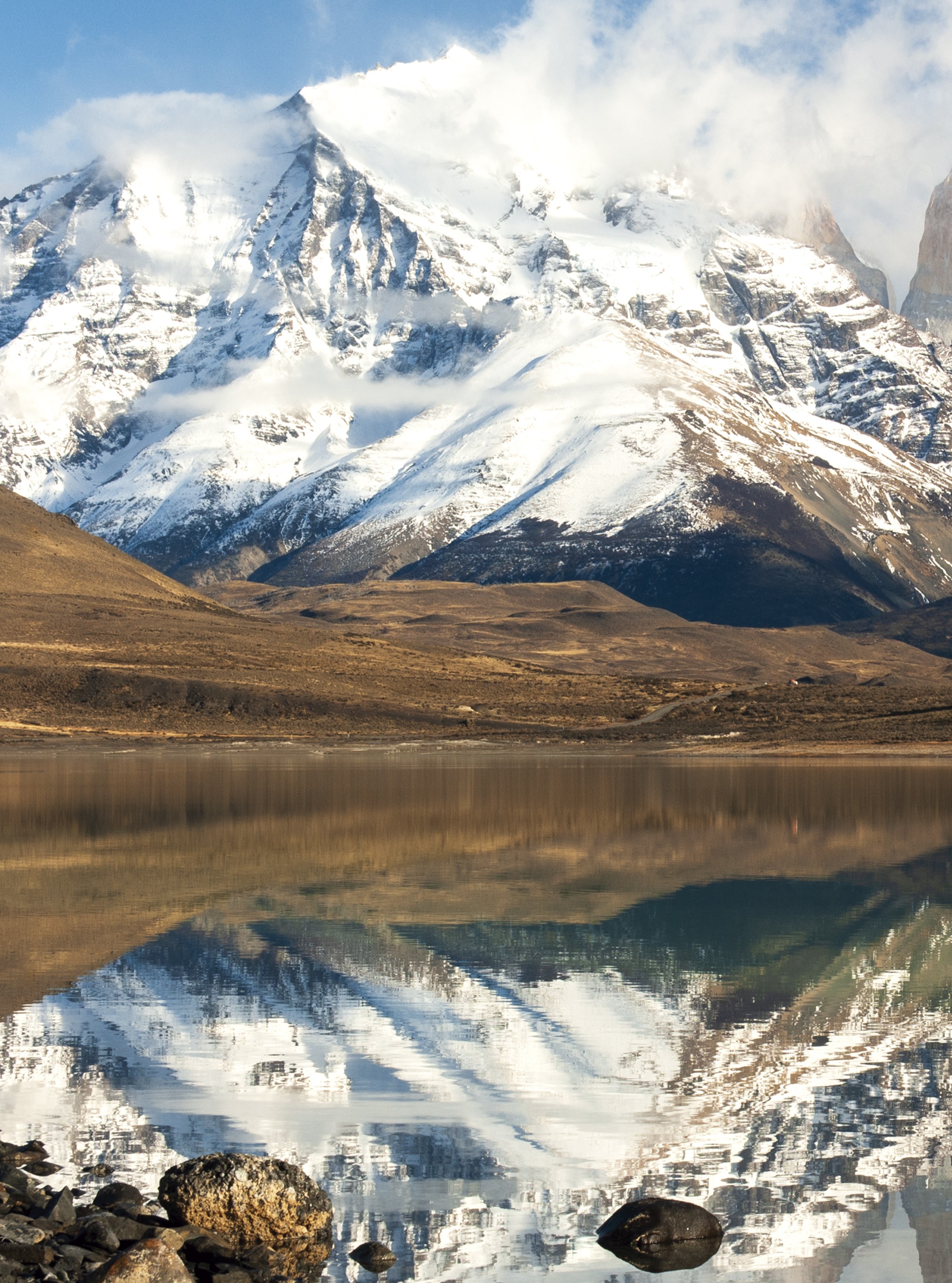 Estoy preparando el Calendario Chile 2027 y pensé... ¿cuál de estas 3 fotografías seleccionarías para la Portada?
N°1 ✅¿una otoñal, con el volcán Villarrica de fondo?
N°2 ✅¿una de volcanes y la laguna Verde en las frías alturas del Altiplano de Copiapó?
N°3 ✅¿o quizás, las icónicas Torres del Paine reflejadas en la laguna Amarga?
Te invito a comentar tu número favorito!