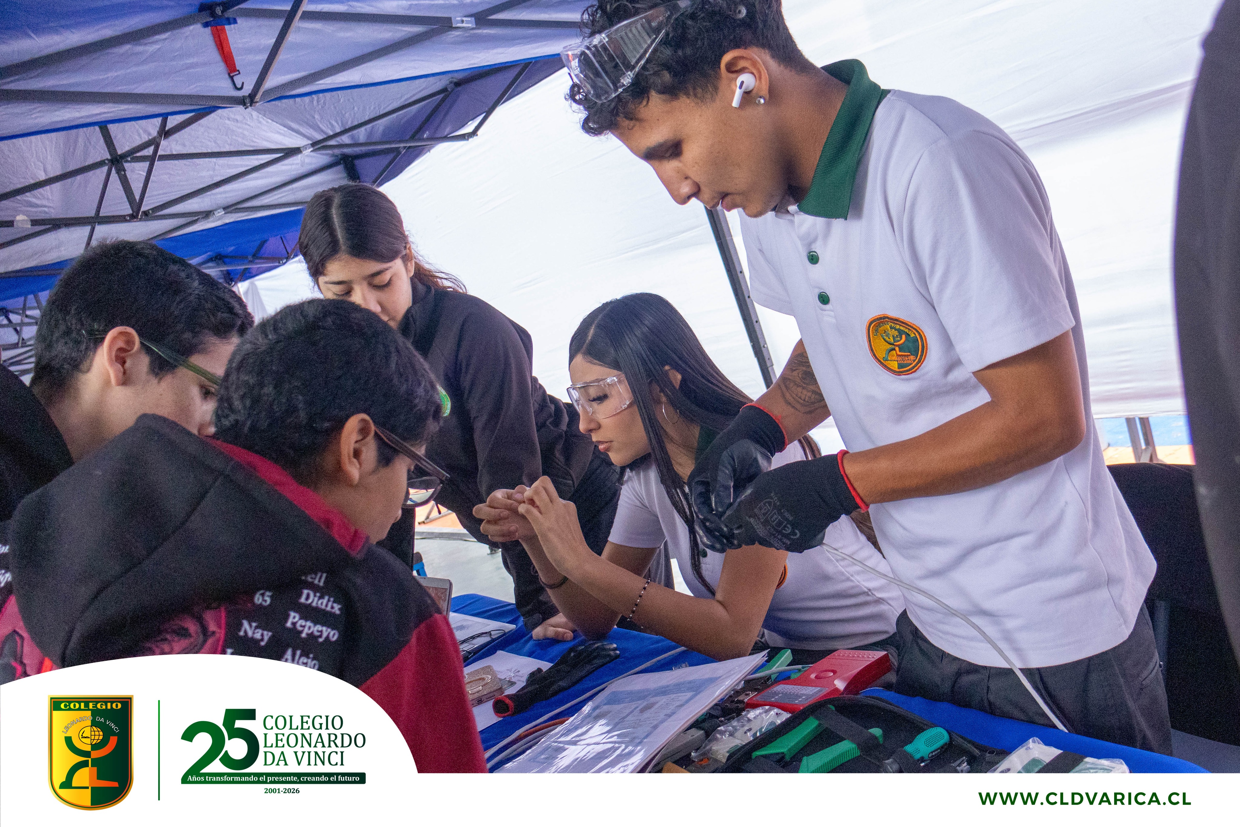 💻⚡ Muestra Pedagógica Técnico Profesional 2026 🎓
Hoy se realizó nuestra Muestra Pedagógica Técnico Profesional de Programación y Electrónica 2026, instancia en la que nuestros estudiantes presentaron los proyectos desarrollados en sus especialidades.
Entre las propuestas destacaron desarme de equipos, aplicaciones móviles, desarrollo web, sistemas detectores de aluviones, semáforos de temperatura, circuitos eléctricos del hogar, entre otros interesantes trabajos que reflejan sus conocimientos, creatividad y habilidades técnicas. 🚀
Además, recibimos con mucho agrado a los estudiantes de 8° básico del Colegio El Alba y a los alumnos de 2° medio del Colegio TISA, quienes pudieron conocer de cerca nuestras especialidades y los proyectos realizados por nuestros estudiantes.
💚 ¡Felicitamos a todos quienes fueron parte de esta gran jornada!
#EducaciónTP #Programación #Electrónica #MuestraPedagógica #TécnicoProfesional #ColegioLeonardoDaVinci