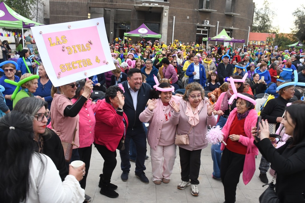 🟢📣𝐏𝐀𝐒𝐀𝐌𝐎𝐒 𝐀𝐆𝐎𝐒𝐓𝐎 🥳🤗 #𝐄𝐋𝐁𝐎𝐒𝐐𝐔𝐄 👴🏻🤝👵🏼 ✅ El Centro Cívico Cultural, fue el punto de encuentro para llevar a cabo la celebración de finalizar el mes de agosto. 🤩Junto a personas mayores, usuarios de los servicios del Centro Gerontológico y Organizaciones Sociales, disfrutamos de esta tradición en un lindo ambiente de alegría y unión, oportunidad en la que nuestro municipio da cuenta del compromiso con la vida de las personas mayores, el derecho a la recreación y a participar. Estuvieron presentes el alcalde Manuel Zúñiga, la administradora municipal, Paola Cisternas, los concejales Simón Melo, Rafael Valenzuela, Lorena Downey, Patricia Arriagada, Carlos Contreras y el director de Dideco, Rodrigo Quiroz. #ElBosqueMunicipioCiudadano