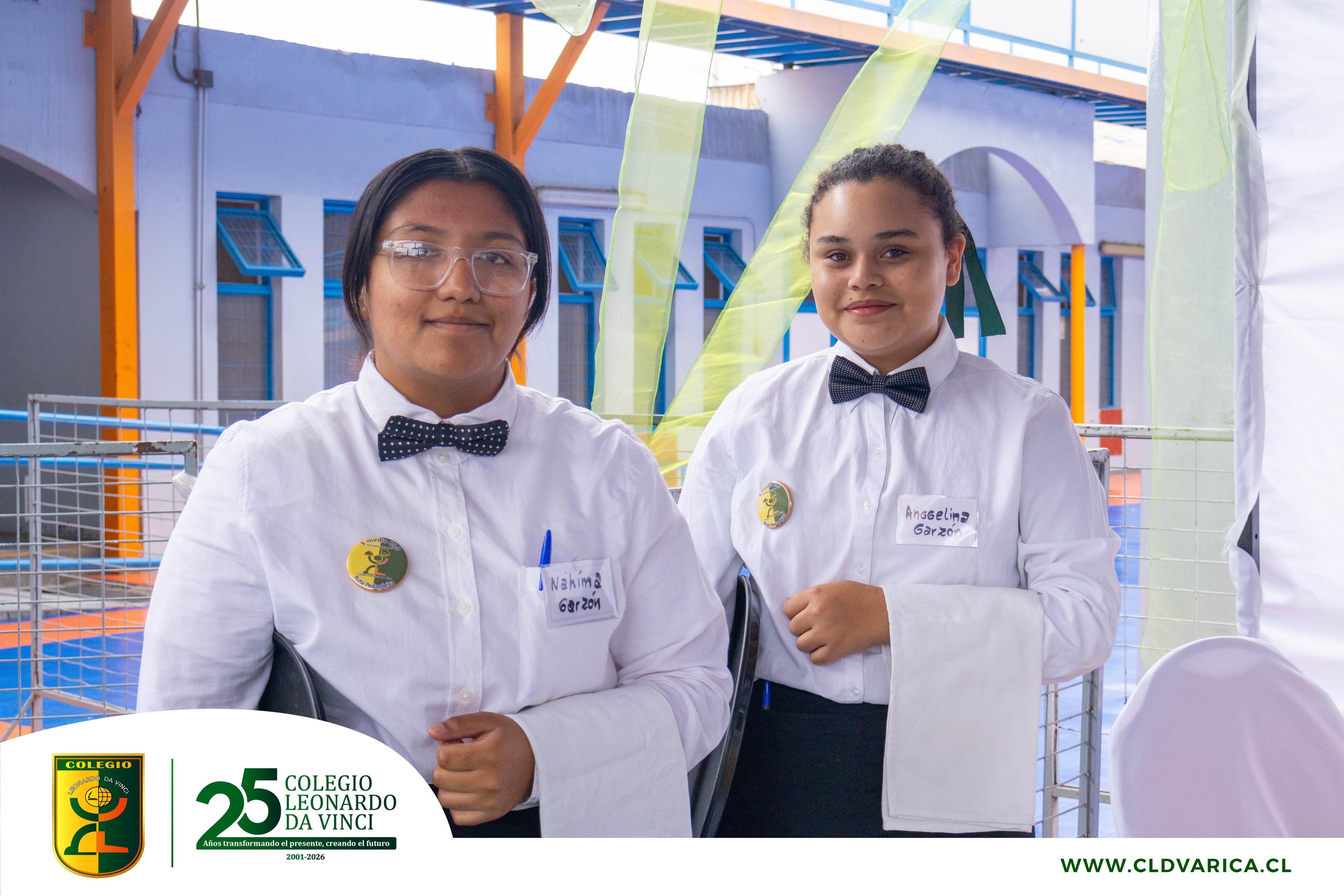 🍽️✨ Muestra Pedagógica de Gastronomía, actividad con la que finalizamos la Semana TP 2026.
Nuestros estudiantes presentaron distintos stands inspirados en países como Chile, Argentina, Bolivia, Venezuela y Brasil, compartiendo parte de su cultura, tradiciones y gastronomía. 🇨🇱🇦🇷🇧🇴🇻🇪🇧🇷
Además, recibimos con mucho agrado la visita de estudiantes de 8° básico del Colegio El Alba y de 8° básico del Colegio Ejército de Salvación, quienes pudieron recorrer la muestra y conocer más de cerca el trabajo de nuestra especialidad.
👨🍳 También contamos con un entretenido Cooking Show, en el que nos acompañaron:
Chef Francisco Javier Bravo Alfaro, Cocinero Patrimonial, quien compartió preparaciones y salsas elaboradas con productos típicos de Arica y Parinacota.
Chef Nazario Cortes Rojas, Asesor Técnico en Panadería, Bollería y Pastelería, quien compartió sus conocimientos y preparaciones especializadas en su área.
💚 Agradecemos a todos quienes participaron y fueron parte de esta gran actividad.
#SemanaTP #Gastronomía #EducaciónTécnicoProfesional #MuestraPedagógica #CookingShow #ColegioLeonardoDaVinci