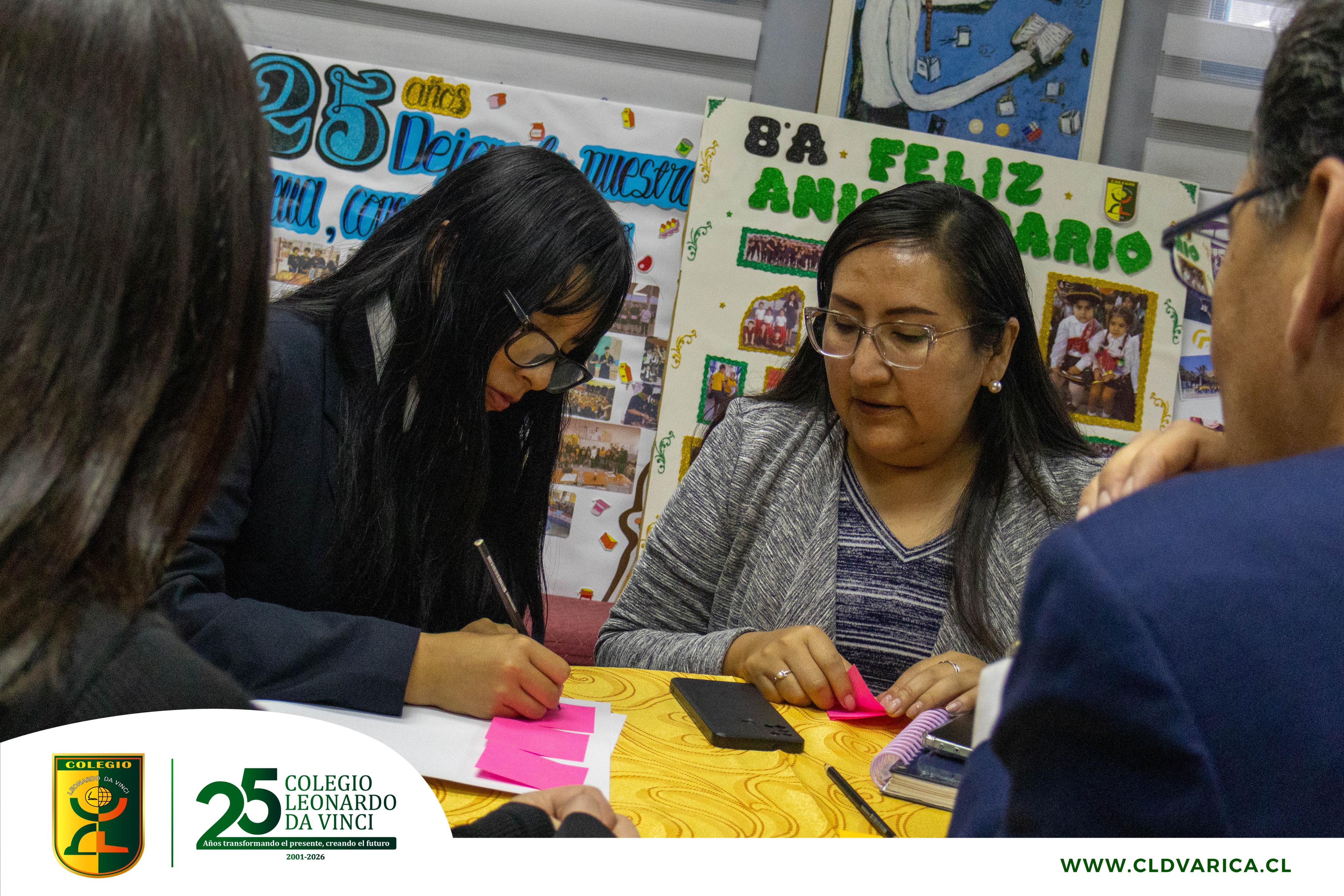 Segunda Jornada Nacional de Reflexión PedagógicaHoy nuestra comunidad educativa participó en la 2.ª Jornada Nacional de Reflexión Pedagógica sobre Desarrollo Profesional Docente, generando un valioso espacio de diálogo entre estudiantes, docentes y equipo directivo para reflexionar sobre nuestras prácticas y seguir fortaleciendo los aprendizajes.En esta importante jornada tuvimos además el agrado de recibir la visita de autoridades de CPEIP y del Ministerio de Educación, quienes nos acompañaron y conocieron el trabajo desarrollado por nuestra comunidad.Seguimos aprendiendo juntos para enseñar mejor.
@seremi_educacion_ayp#ColegioLeonardoDaVinci #ReflexiónPedagógica #DesarrolloProfesionalDocente