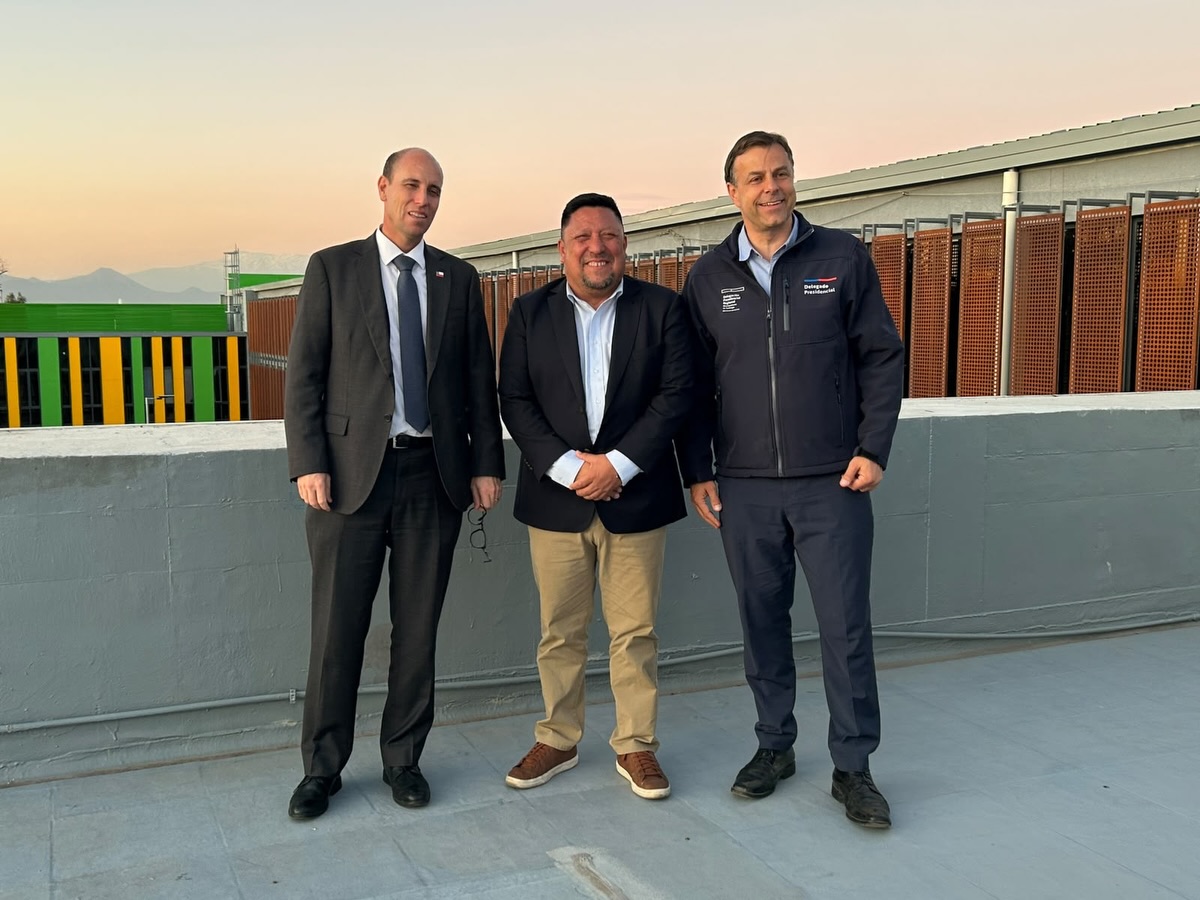 🟢El alcalde Manuel Zúñiga recibió la vista del ministro de Seguridad Pública, Martín Arrau y del delegado presidencial, Germán Codina. En el encuentro el jefe comunal abordó con las autoridades de gobierno diferentes temas desde el ordenamiento territorial, siendo lo más relevante el trabajo coordinado con la fiscalía y las policías. A su vez tanto el Ministro como el Delegado levantaron las necesidades expuestas por el alcalde y se comprometieron a desarrollar coordinaciones para enfrentar algunos requerimientos. #ElBosqueMunicipioCiudadano