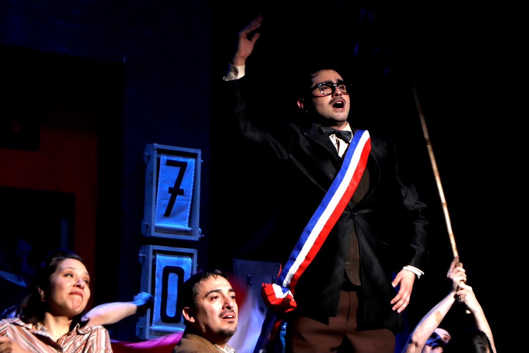 🟢🎭𝐀𝐋𝐋𝐄𝐍𝐃𝐄, 𝐄𝐋 𝐌𝐔𝐒𝐈𝐂𝐀𝐋🎭 𝐋𝐚 𝐨𝐝𝐢𝐬𝐞𝐚 𝐢𝐧𝐭𝐞𝐫𝐫𝐮𝐦𝐩𝐢𝐝𝐚 𝐝𝐞 𝐮𝐧 𝐩𝐮𝐞𝐛𝐥𝐨 𝐪𝐮𝐞 𝐪𝐮𝐞𝐫í𝐚 𝐯𝐨𝐥𝐚𝐫 Este miércoles, en Casa de la Cultura Anselmo Cádiz, las comunidades educativas de El Bosque asistieron a una función especial de este musical, donde se encontraron con la memoria, la música y el teatro. La obra de la compañía Belladonna Teatro, escrita y dirigida por Pablo Teillier Contreras nos invitó a un recorrido por la historia de Chile desde 1947 hasta el Golpe de Estado de 1973, a través de canciones, coreografías y personajes que dan vida a las luchas, esperanzas y transformaciones sociales de una época. La figura de Salvador Allende va emergiendo como parte de una historia colectiva, construida desde la calle, los oficios y las organizaciones sociales. Estuvo presente el director de Dideco, Rodrigo Quiroz junto a estudiantes de la Escuela Villa Santa Elena (séptimos y octavos), Matías Cousiño (terceros y cuartos), Dagoberto Godoy (terceros, cuartos, octavos, tercero medio y cuarto medio). #ElBosqueMunicipioCiudadano