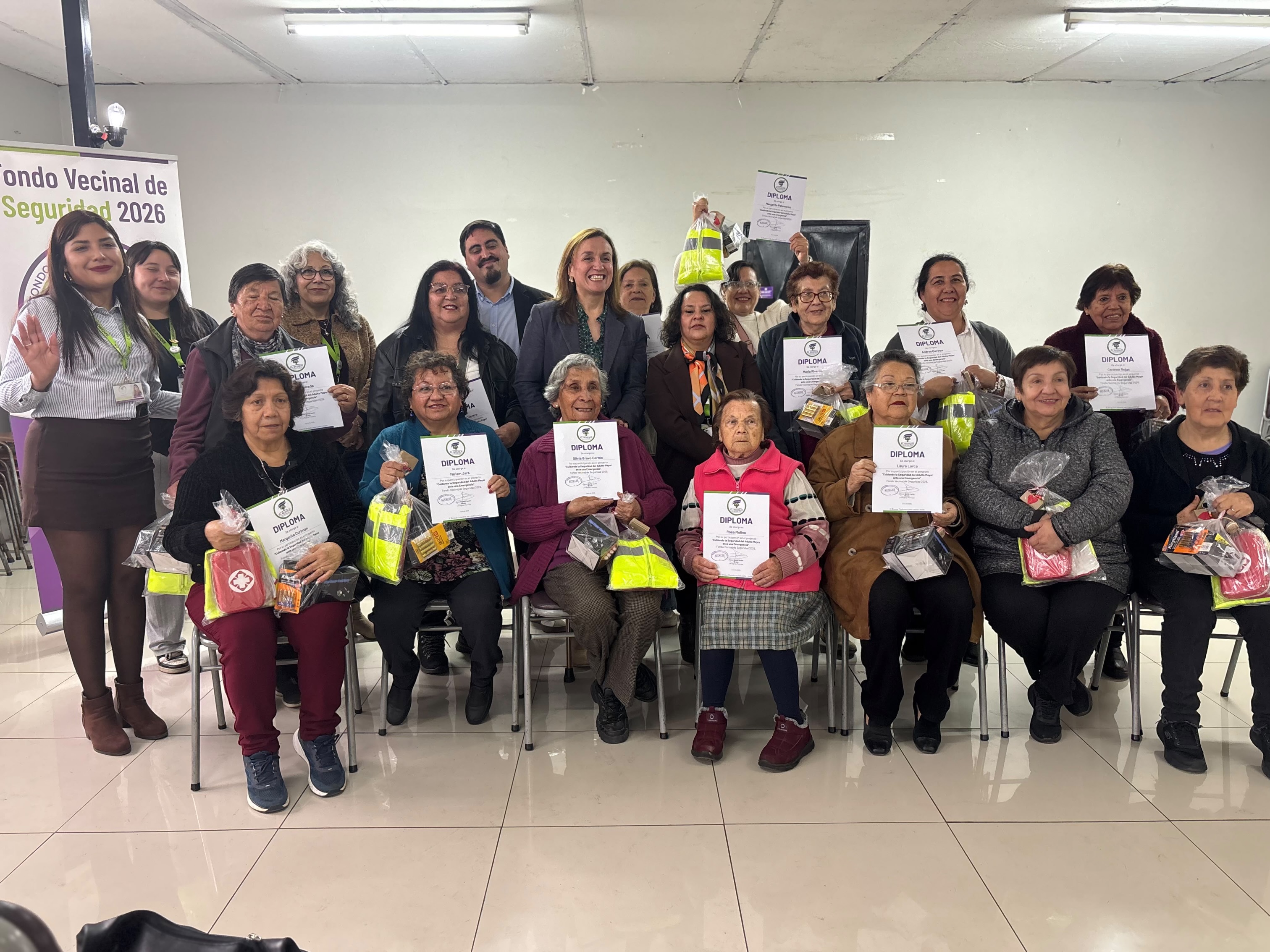 🟢Estuvimos en la actividad de cierre del Proyecto “𝐂𝐮𝐢𝐝𝐚𝐧𝐝𝐨 𝐥𝐚 𝐬𝐞𝐠𝐮𝐫𝐢𝐝𝐚𝐝 𝐝𝐞𝐥 𝐚𝐝𝐮𝐥𝐭𝐨 𝐦𝐚𝐲𝐨𝐫 𝐚𝐧𝐭𝐞 𝐮𝐧𝐚 𝐞𝐦𝐞𝐫𝐠𝐞𝐧𝐜𝐢𝐚”, desarrollado gracias a la adjudicación del Fondo Vecinal de Seguridad 2026 por el Club de Adultos Mayores, Ilusión de Vivir. En la actividad participaron los concejales Simón Melo, Patricia Arriagada y la directora de Seguridad y Convivencia Ciudadana, Sandra Mutis. #ElBosqueMunicipioCiudadano