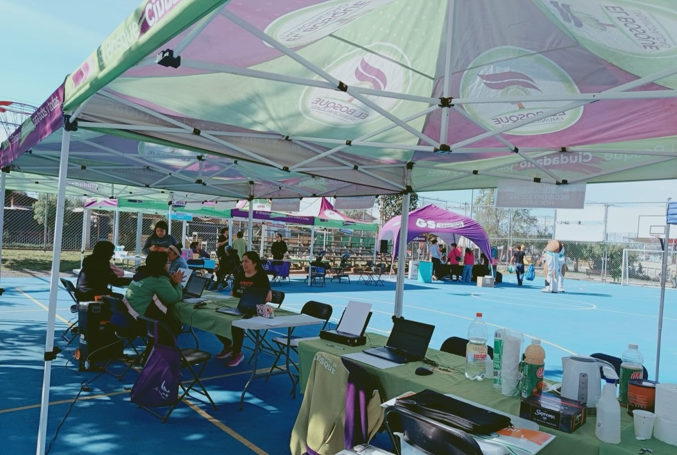 🟢🚍👨🏻💼👩🏻💼🤝🏡Este martes, estuvimos en la multicancha de villa El Tranque, donde se realizó una nueva jornada de Municipio en tu Barrio, un operativo especial que contó con diferentes servicios municipales, como: Exámenes Preventivos, Móvil Veterinario, Subsidios Sociales, Registro Social de Hogares, entre otros, con el fin de acceder a una rápida y cómoda atención para los vecinos y vecinas del sector. #ElBosqueMunicipioMunicipioCiudadano