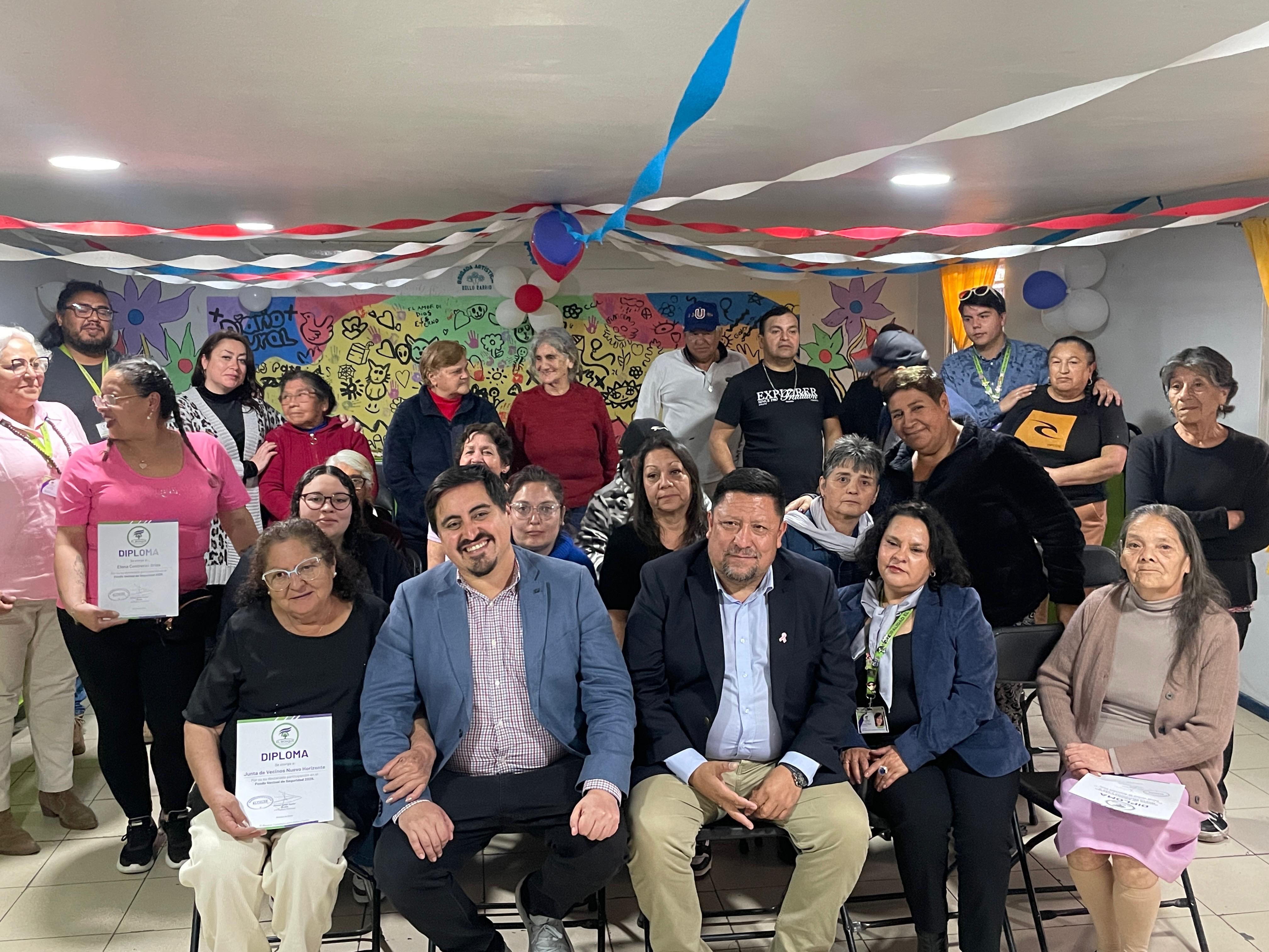 🟢Estuvimos en el cierre del proyecto del proyecto 𝐕𝐨𝐥𝐯𝐢𝐞𝐧𝐝𝐨 𝐀 𝐁𝐫𝐢𝐥𝐥𝐚𝐫 𝐄𝐧 𝐅𝐨𝐫𝐦𝐚 𝐒𝐞𝐠𝐮𝐫𝐚, 𝐂𝐨𝐧𝐯𝐢𝐯𝐞𝐧𝐜𝐢𝐚 𝐕𝐞𝐜𝐢𝐧𝐚𝐥 𝐄𝐧 𝐋𝐚 𝐍𝐮𝐞𝐯𝐨 𝐇𝐨𝐫𝐢𝐳𝐨𝐧𝐭𝐞, financiado con el Fondo Vecinal de Seguridad 2026 El Bosque + Seguro. Gracias a esta iniciativa, se realizó la instalación de 26 nuevas luminarias solares en el interior de las copropiedades. Asistieron: el alcalde Manuel Zúñiga, el concejal Simón Melo y la directora de Seguridad y Convivencia Ciudadana, Sandra Mutis #ElBosqueMunicipioCiudadano