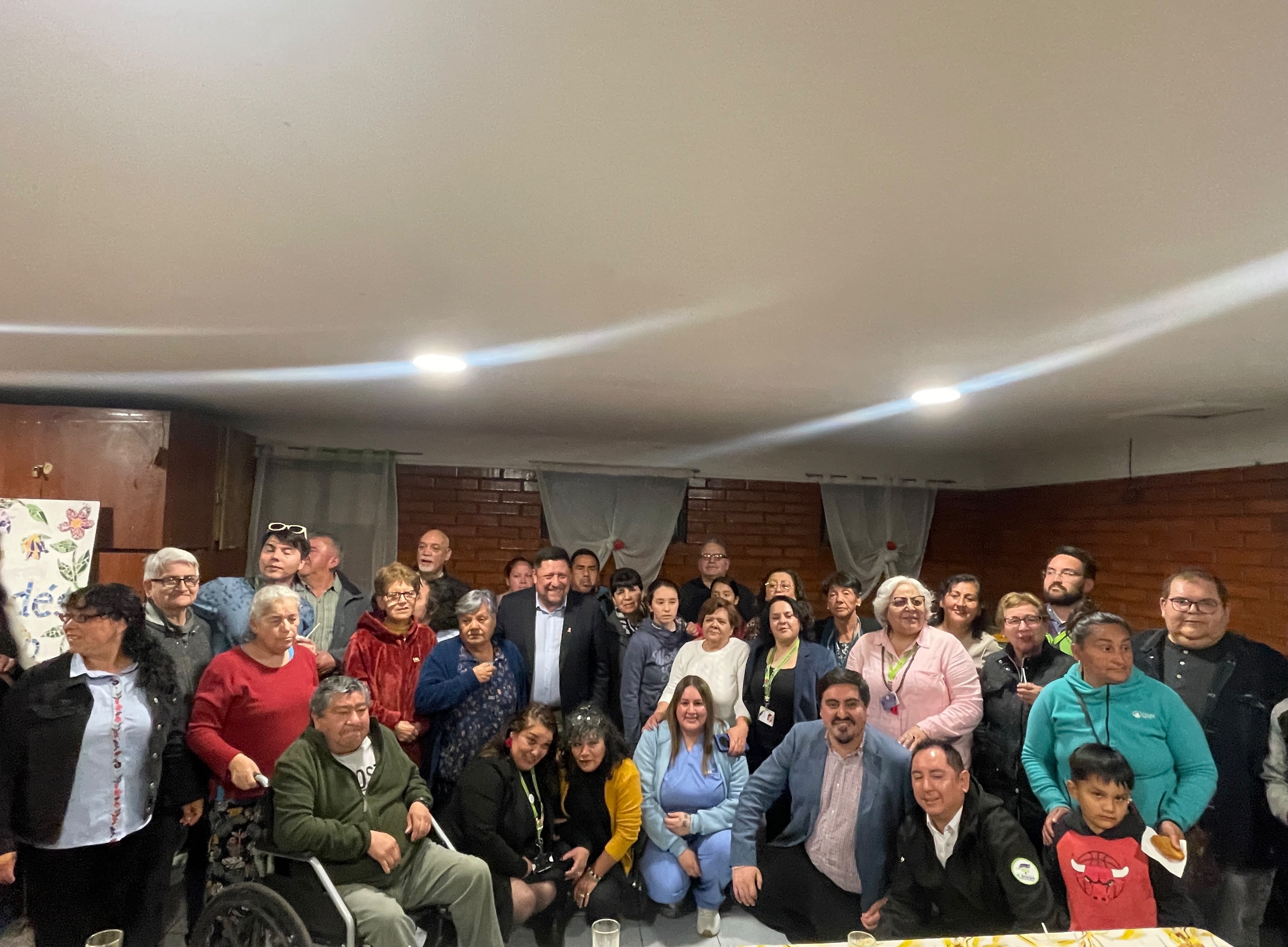 🟢Estuvimos en el cierre del proyecto 𝐏𝐥𝐚𝐳𝐚 𝐒𝐞𝐠𝐮𝐫𝐚 𝐄 𝐈𝐥𝐮𝐦𝐢𝐧𝐚𝐝𝐚: 𝐑𝐞𝐜𝐮𝐩𝐞𝐫𝐚𝐧𝐝𝐨 𝐋𝐚 𝐕𝐢𝐝𝐚 𝐂𝐨𝐦𝐮𝐧𝐢𝐭𝐚𝐫𝐢𝐚 de la Junta de Vecinos Villa Obispo Valdés, financiado con el Fondo Vecinal de Seguridad 2026 El Bosque + Seguro. Una iniciativa que hoy es realidad con la instalación de nuevas luminarias. Asistieron: el alcalde Manuel Zúñiga, los concejales Simón Melo, Nicol Sepúlveda y la directora de Seguridad y Convivencia Ciudadana, Sandra Mutis #ElBosqueMunicipioCiudadano