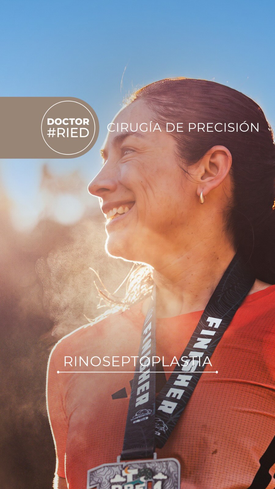 ✨ Respirar mejor, rendir al máximo ✨Katherine es deportista de alto rendimiento y practica Trail running. Llegó a vernos porque no le gustaba su estética nasal y, además, sufría de una importante obstrucción que afectaba su día a día y su rendimiento físico. Para solucionar esto, realizamos una planificación conjunta con la paciente, combinando la parte funcional y estética: 🔹 Septoplastia con cauterización de cornetes para recuperar una vía aérea despejada y mejorar su respiración. 🔹 Rinoplastia estructurada, diseñada paso a paso mediante simulación y medidas exactas para lograr el resultado que ella esperaba. En este reel te mostramos todo el proceso: desde el análisis inicial, la simulación y el trabajo en pabellón (incluyendo el uso de nuestro perfilómetro), hasta sus controles de evolución. Hoy, a los 6 meses de su cirugía, Katherine respira con total libertad y continúa dándolo todo en los senderos haciendo lo que más le apasiona. 🏃♀️💨 ¿Quieres agendar tu evaluación o resolver dudas sobre tu caso? Escríbenos por mensaje directo o visita nuestro perfil. #Rinoplastia #Septoplastia #deportistasdealtorendimiento #trailruningchile